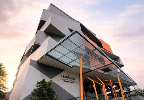 Horison Trunojoyo Batu Malang tampak bangunan hotel modern dan interior unik